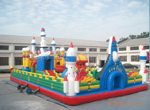 【供應(yīng):充氣城堡,充氣水上玩具,2011年最新城堡氣模產(chǎn)品,氣模廠】?jī)r(jià)格,廠家,圖片,場(chǎng)地道具布景,廣州麗麗玩具-
